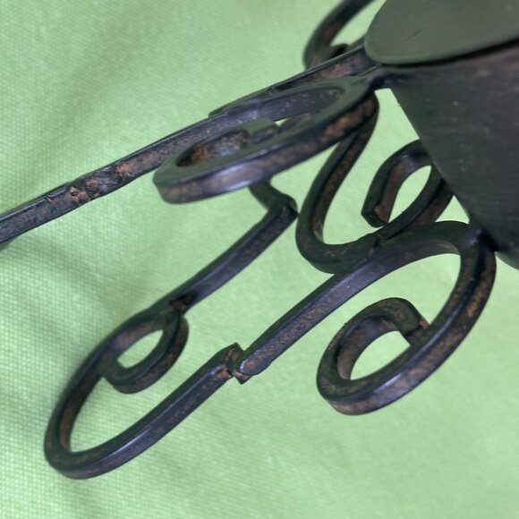 DECORATIVE MANTEL/TABLE CLOCK W/ANTIQUED DETAILING:PRE-OWNED - Picture 13 of 15